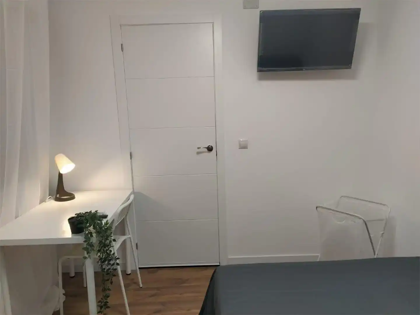 Bedroom of Houses for share in Zaragoza  with Private garden, Parquet flooring and Furnished