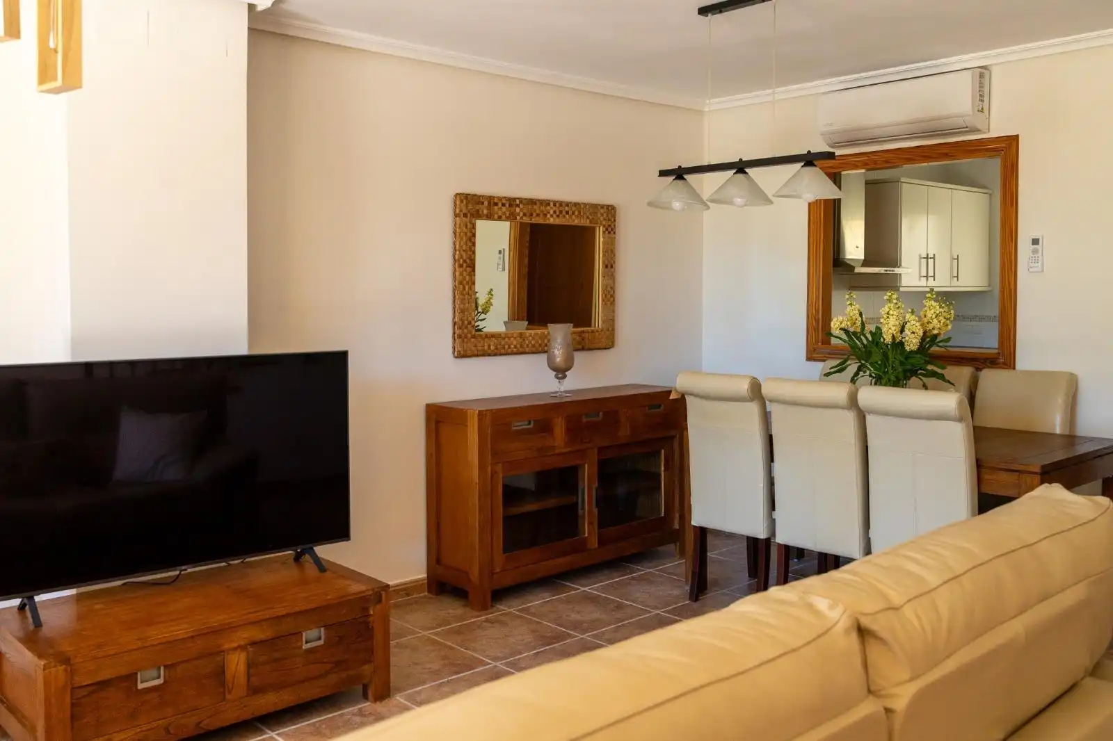Wohnzimmer von Einfamilien-Reihenhaus zum Verkauf in Altea mit Klimaanlage, Heizung und Privatgarten