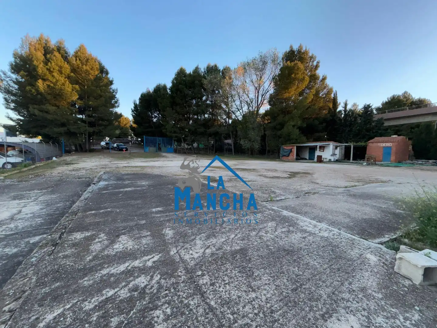 Parkplatz von Fabrikhallen zum Verkauf in Albacete