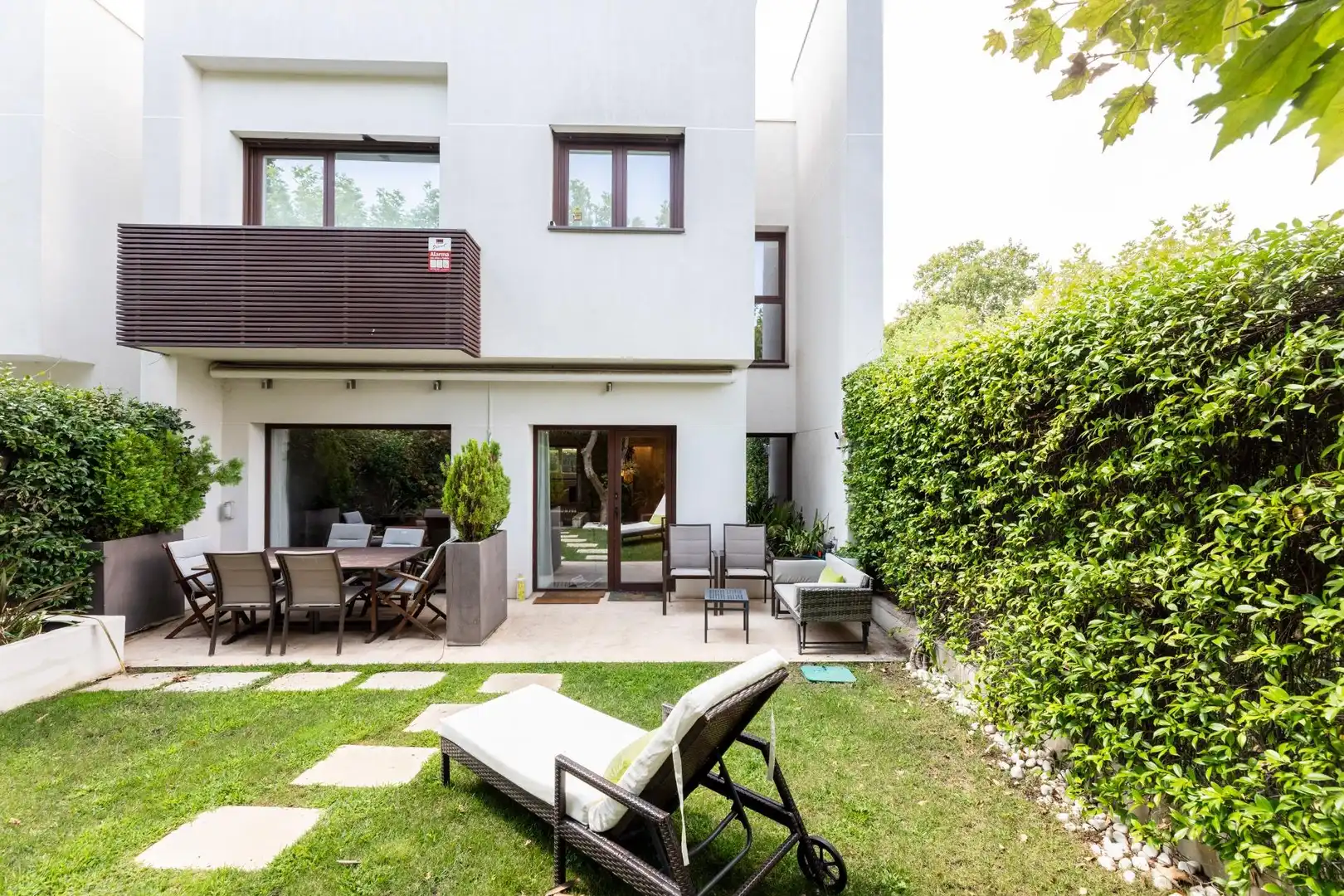 Terrasse von Einfamilien-Reihenhaus zum Verkauf in Torrelodones mit Heizung, Privatgarten und Gemeinschaftspool