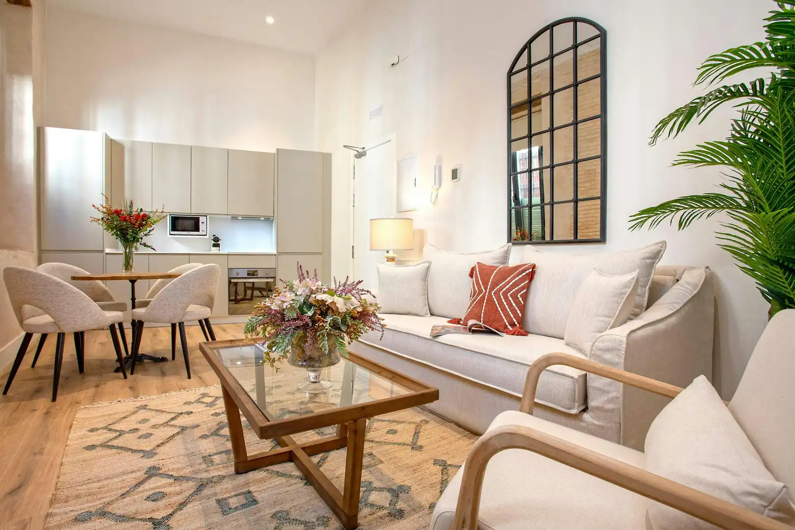 Living room of Flat for rent in Sevilla  with Air Conditioner, Heating and Washing machine