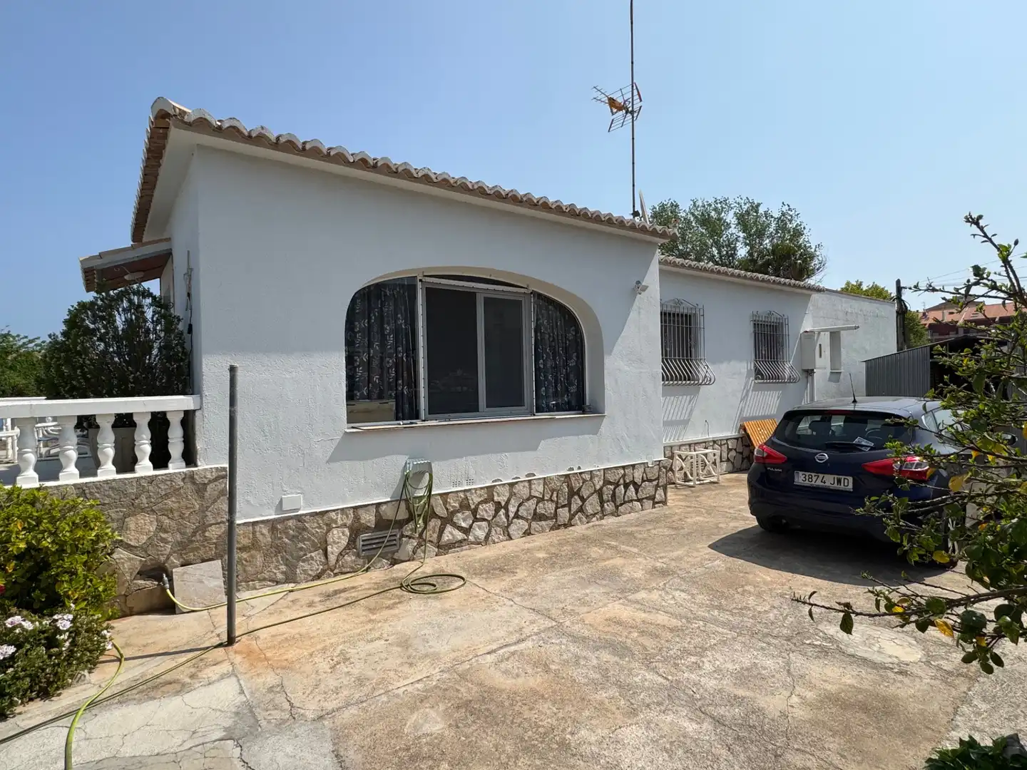 Vista exterior de Casa o xalet en venda en Dénia amb Jardí privat, Terrassa i Piscina