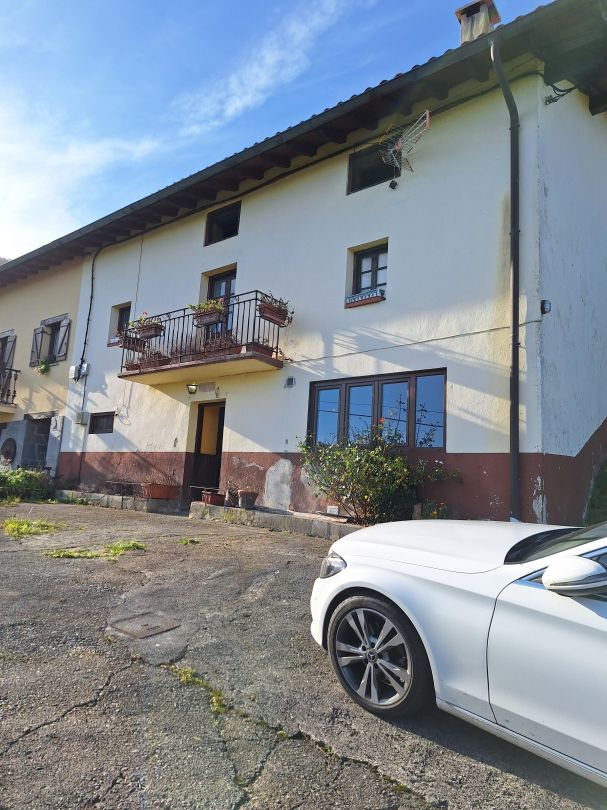 Vista exterior de Casa adosada en venda en Markina-Xemein amb Jardí privat