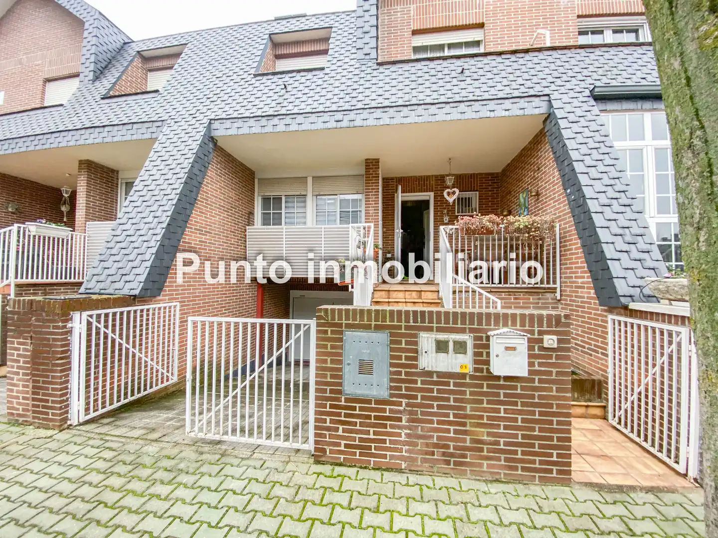Vista exterior de Casa adosada en venda en Valladolid amb Calefacció, Jardí privat i Parquet