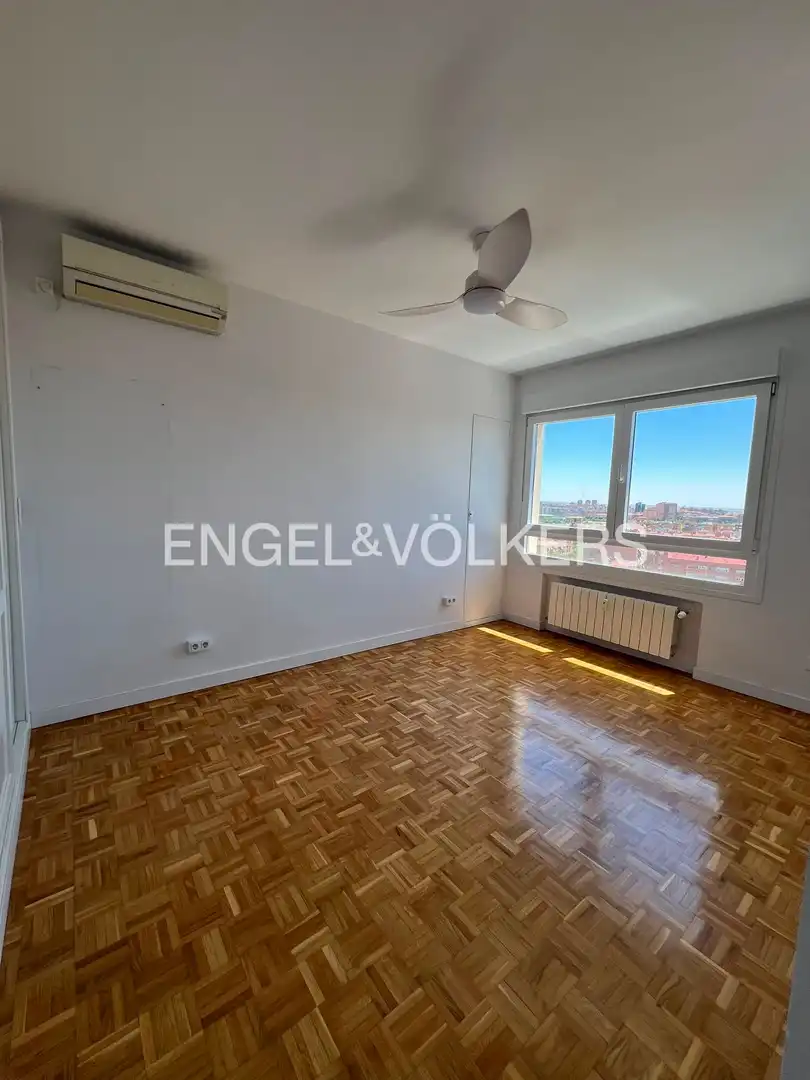 Bedroom of Flat for rent in Madrid  with Air Conditioner, Heating and Parquet flooring