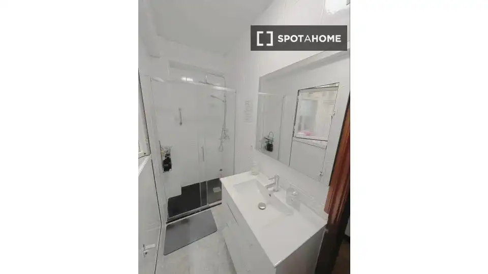 Baño de Piso para compartir en Madrid con Aire acondicionado, Calefacción y Terraza