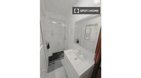 Photo 3 of Room in Quintana, Madrid Capital