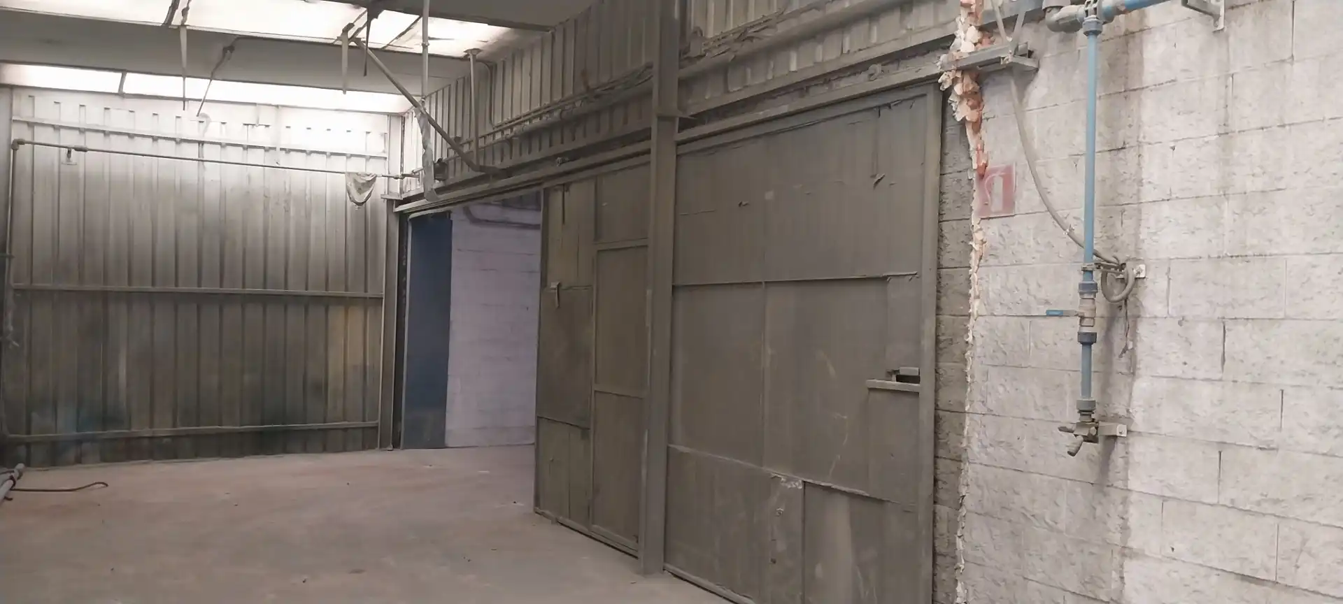 Vista exterior de Nau industrial de lloguer en Camarma de Esteruelas amb Alarma