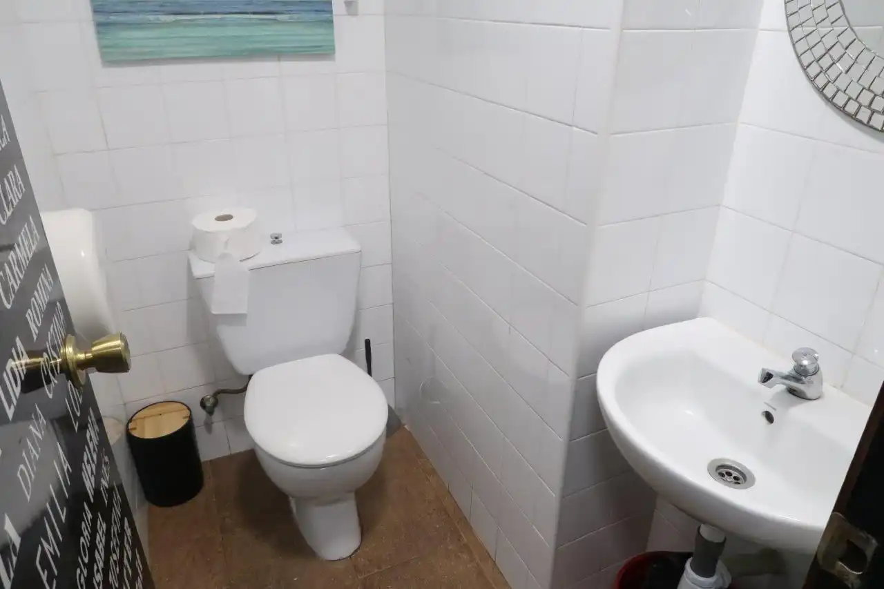 Bany de Local de lloguer en A Coruña Capital  amb Aire condicionat