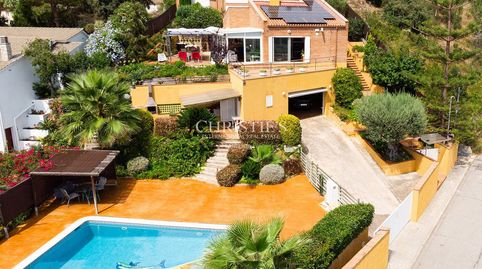 Chalet con piscina, jardín y vistas panorámicas al mar