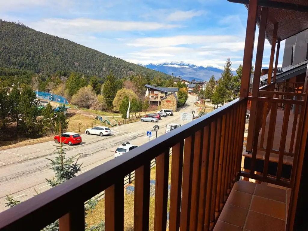 Vista exterior de Dúplex en venta en Alp con Calefacción, Trastero y Amueblado