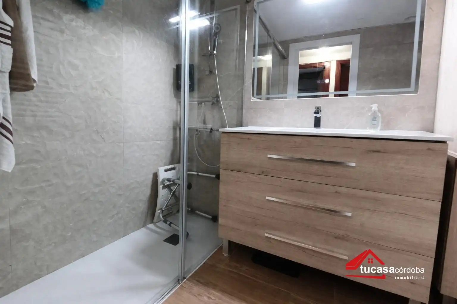Bathroom of Flat for sale in Córdoba  with Air Conditioner and Storage room