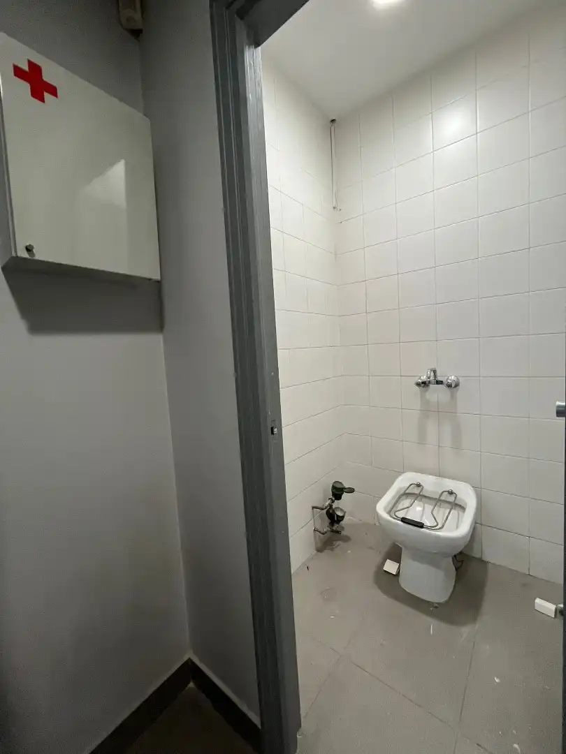 Baño de Local en venta en Madrid con Aire acondicionado y Alarma