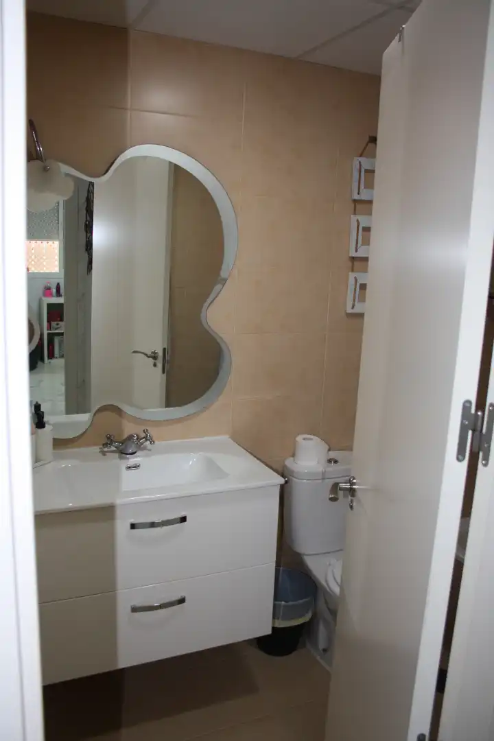 Badezimmer von Einfamilien-Reihenhaus zum Verkauf in Montequinto mit Klimaanlage, Heizung und Terrasse
