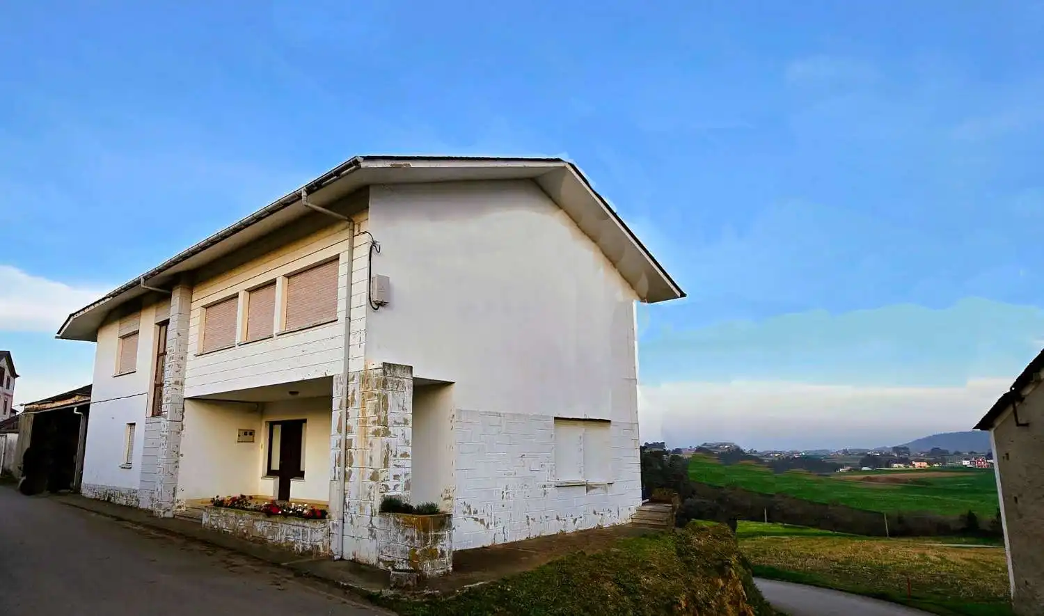 Vista exterior de Casa o xalet en venda en Navia amb Calefacció