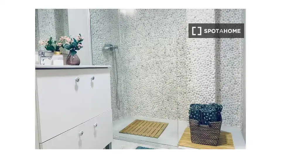 Baño de Piso de alquiler en Valencia con Aire acondicionado, Calefacción y Amueblado