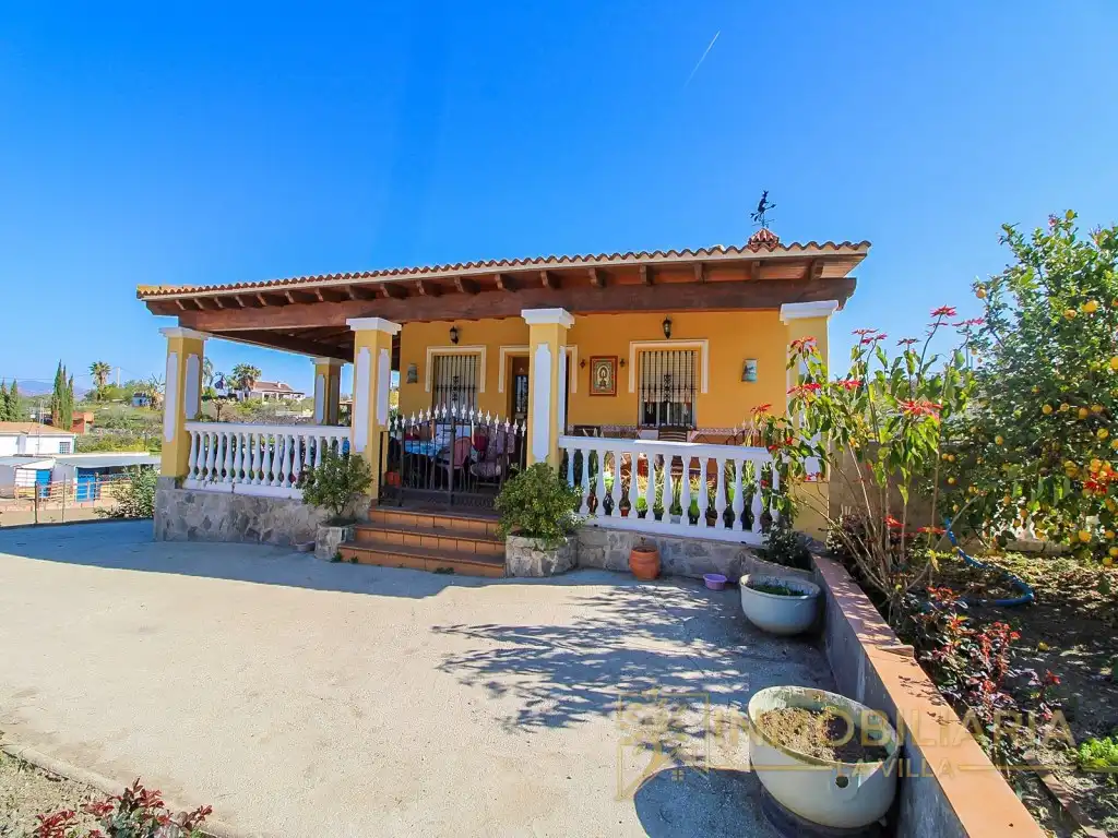 Casa rústica con piscina en venta en Coín