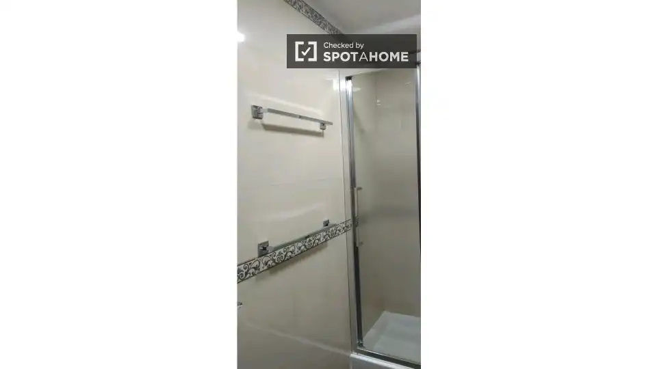Baño de Piso para compartir en Barcelona con Aire acondicionado, Calefacción y Amueblado