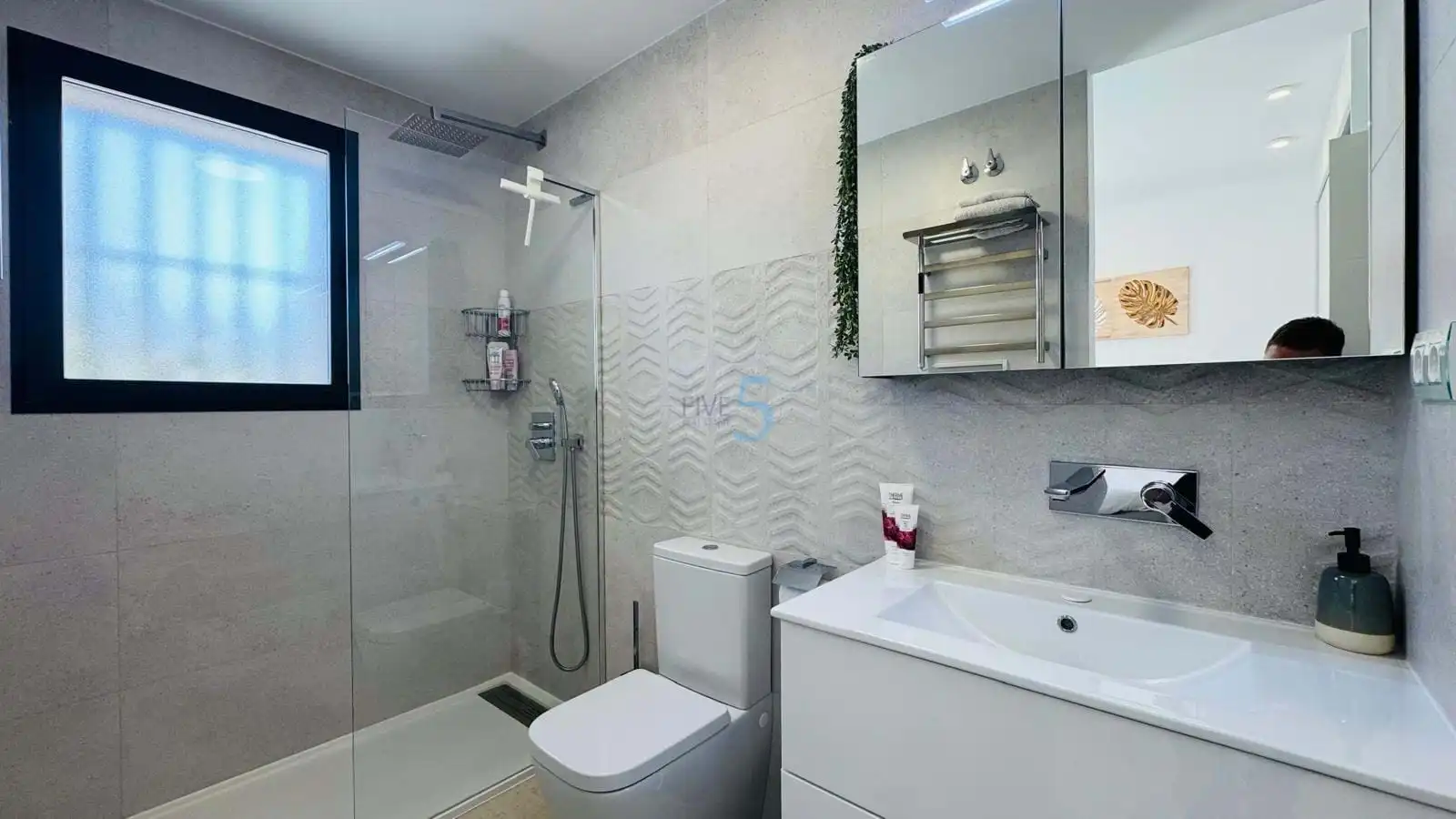 Badezimmer von Wohnung zum Verkauf in Santa Pola mit Klimaanlage, Terrasse und Schwimmbad
