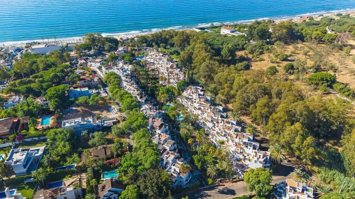 Vista exterior de Pis en venda en Marbella amb Aire condicionat, Terrassa i Traster