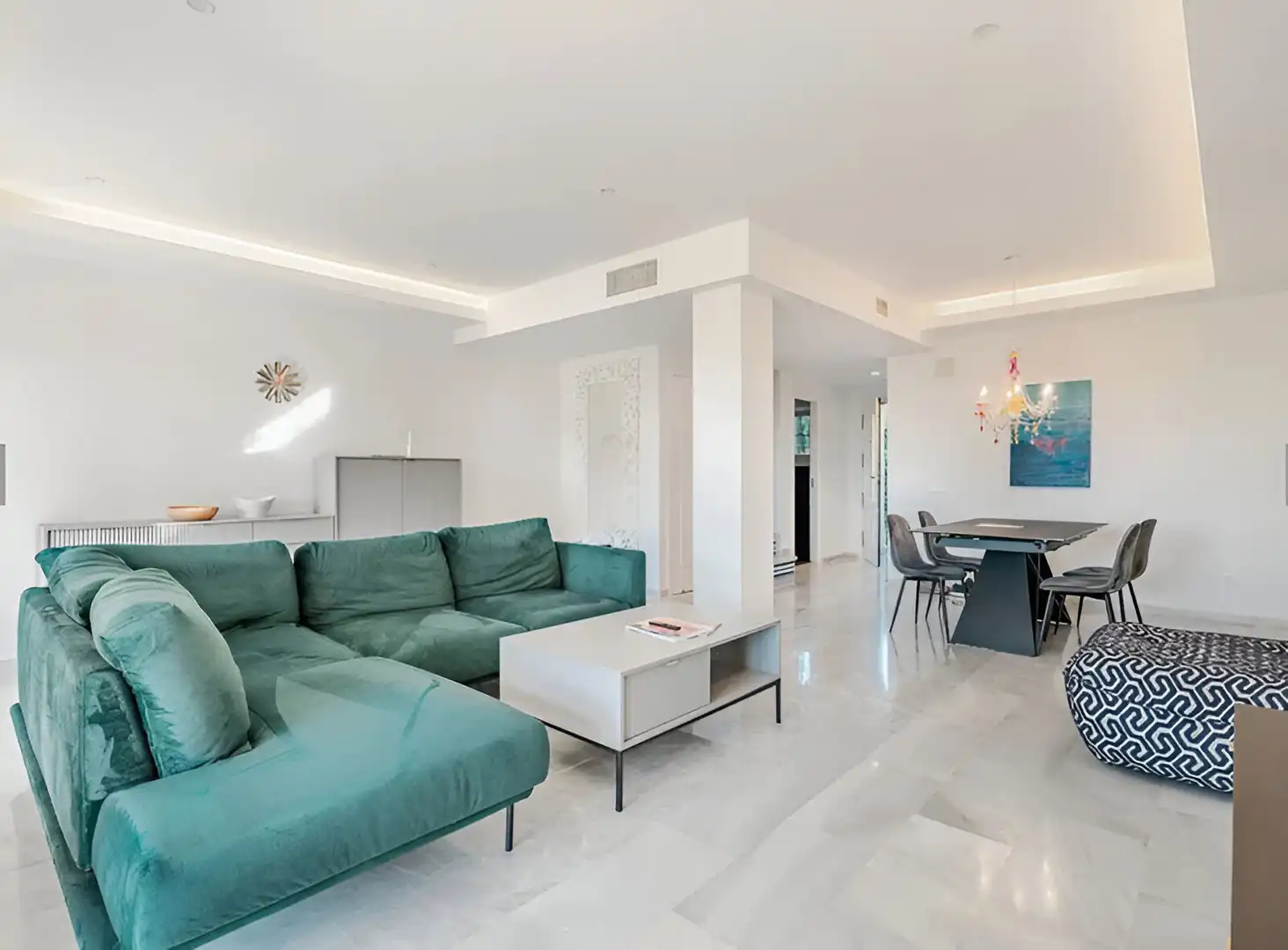 Sala d'estar de Casa adosada en venda en Estepona amb Aire condicionat, Jardí privat i Terrassa