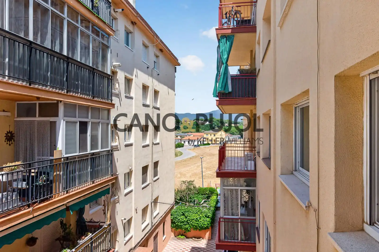 Vista exterior de Piso en venta en Palau-solità i Plegamans con Calefacción y Terraza