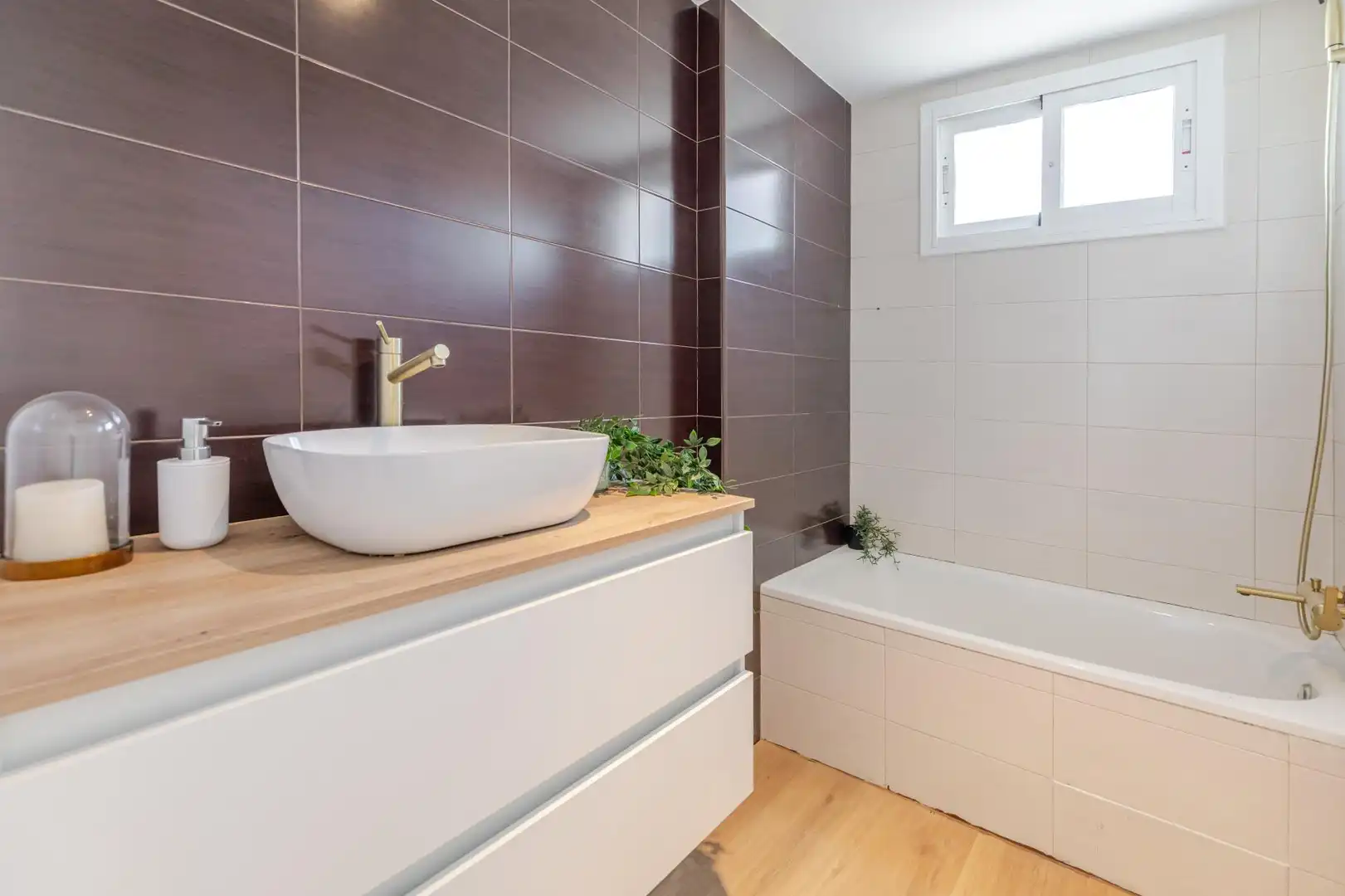 Badezimmer von Einfamilien-Reihenhaus zum Verkauf in Gilet mit Terrasse, Abstellraum und Balkon