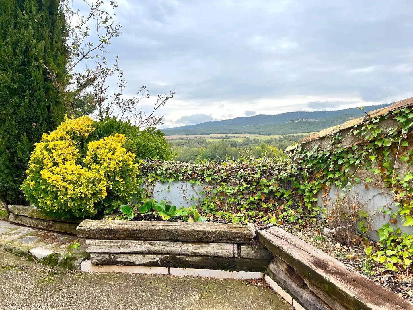 Jardí de Finca rústica en venda en Bea amb Calefacció, Terrassa i Moblat