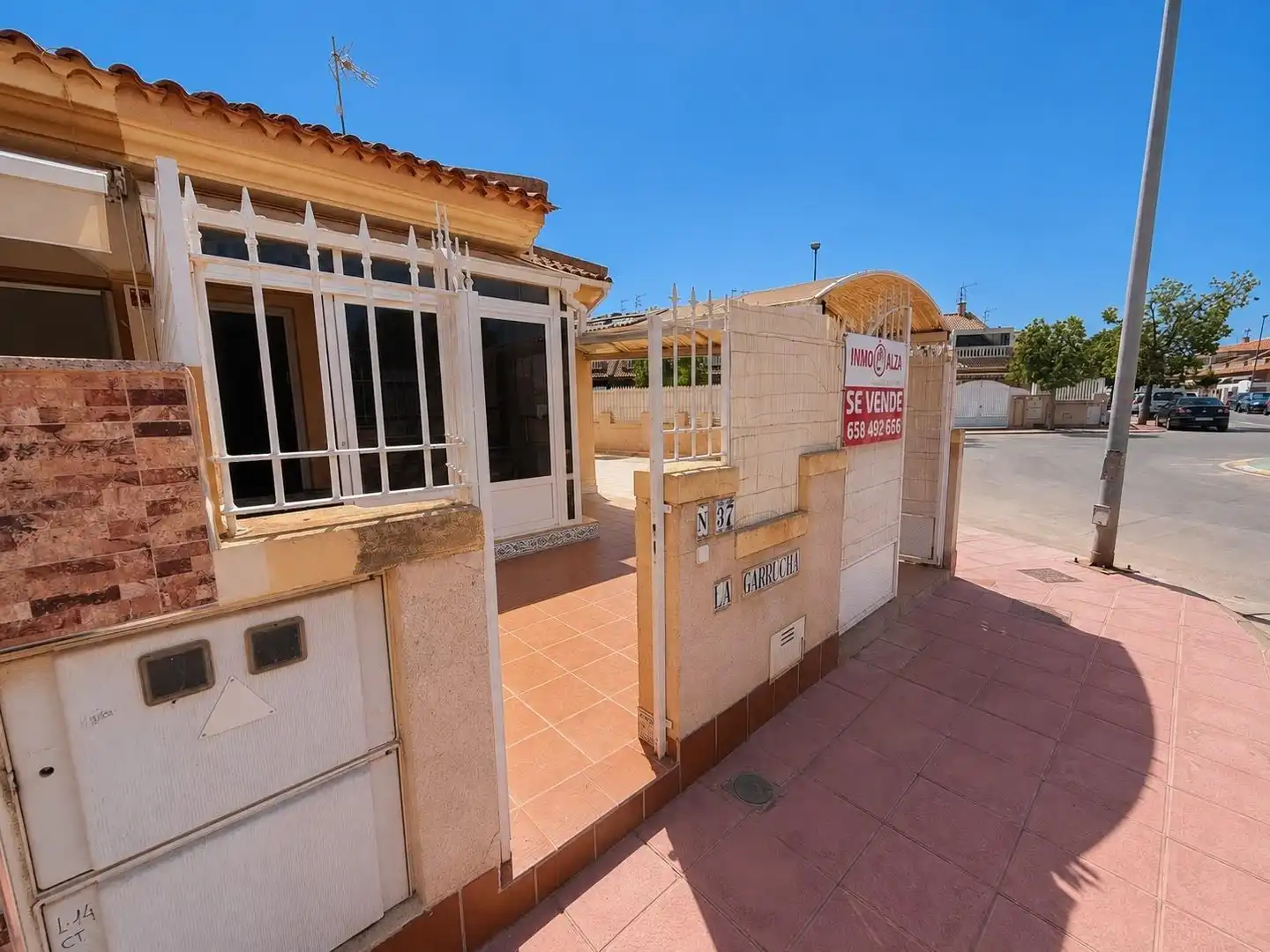 Vista exterior de Casa adosada en venda en Los Alcázares amb Jardí privat, Terrassa i Traster