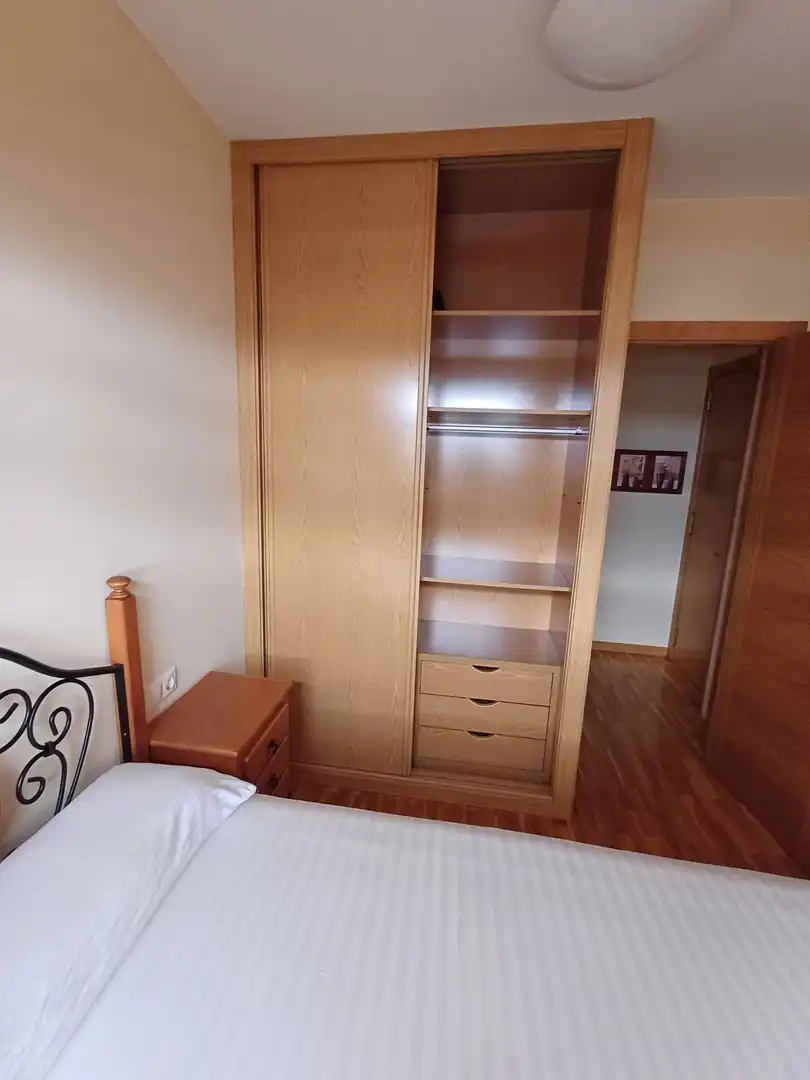 Schlafzimmer von Wohnung zur Miete in A Coruña Capital  mit Heizung, Terrasse und Möbliert