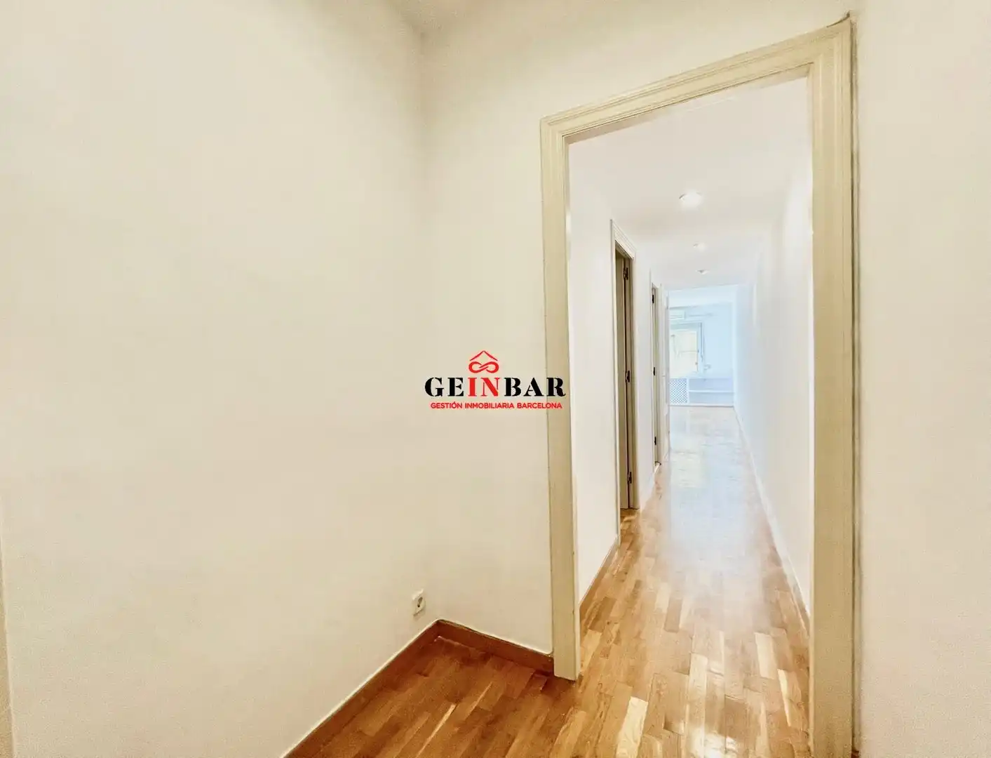 Piso en venta en Barcelona con Calefacción y Parquet