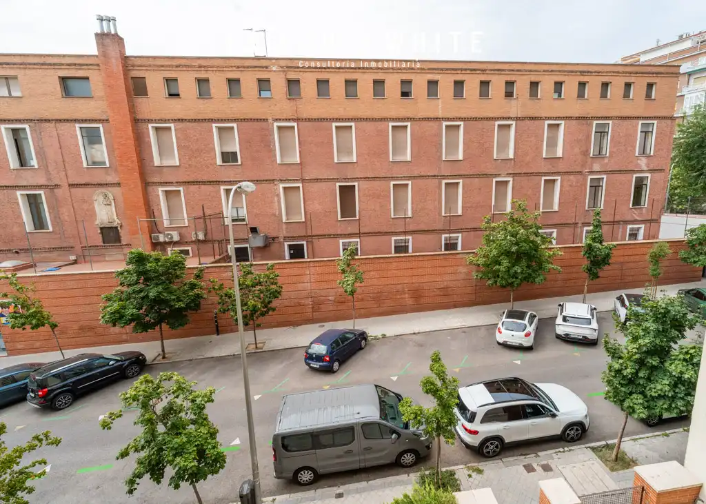 Außenansicht von Wohnung zur Miete in Madrid mit Klimaanlage, Heizung und Ofen