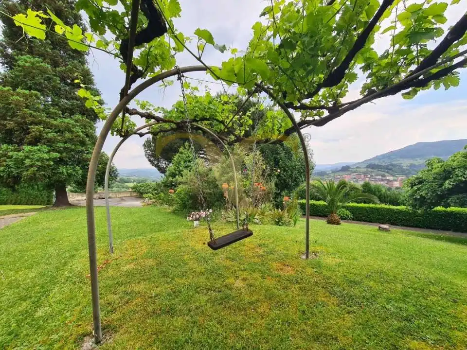 Jardí de Casa o xalet en venda en Oviedo  amb Calefacció, Jardí privat i Terrassa