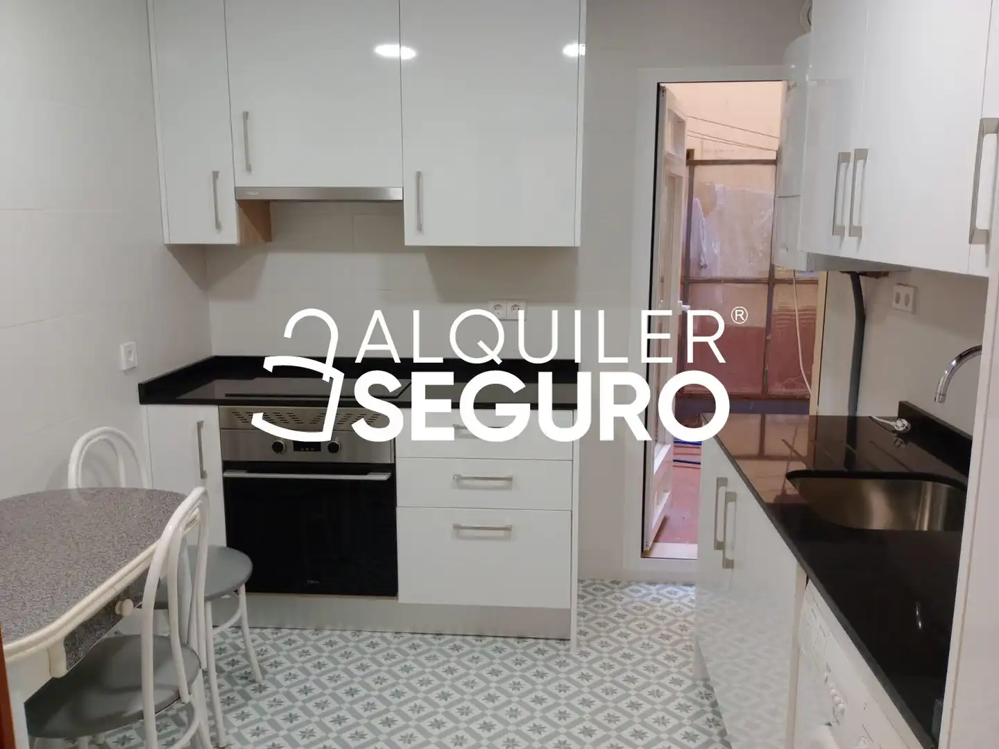 Cuina de Pis de lloguer en Madrid amb Calefacció i Terrassa