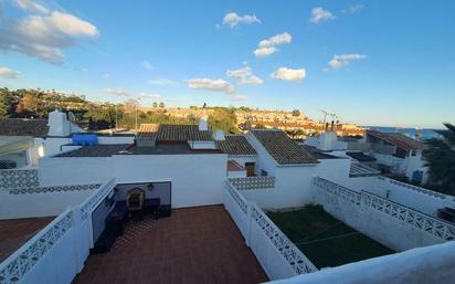 Vista exterior de Casa adosada en venda en Algeciras amb Jardí privat i Piscina comunitària