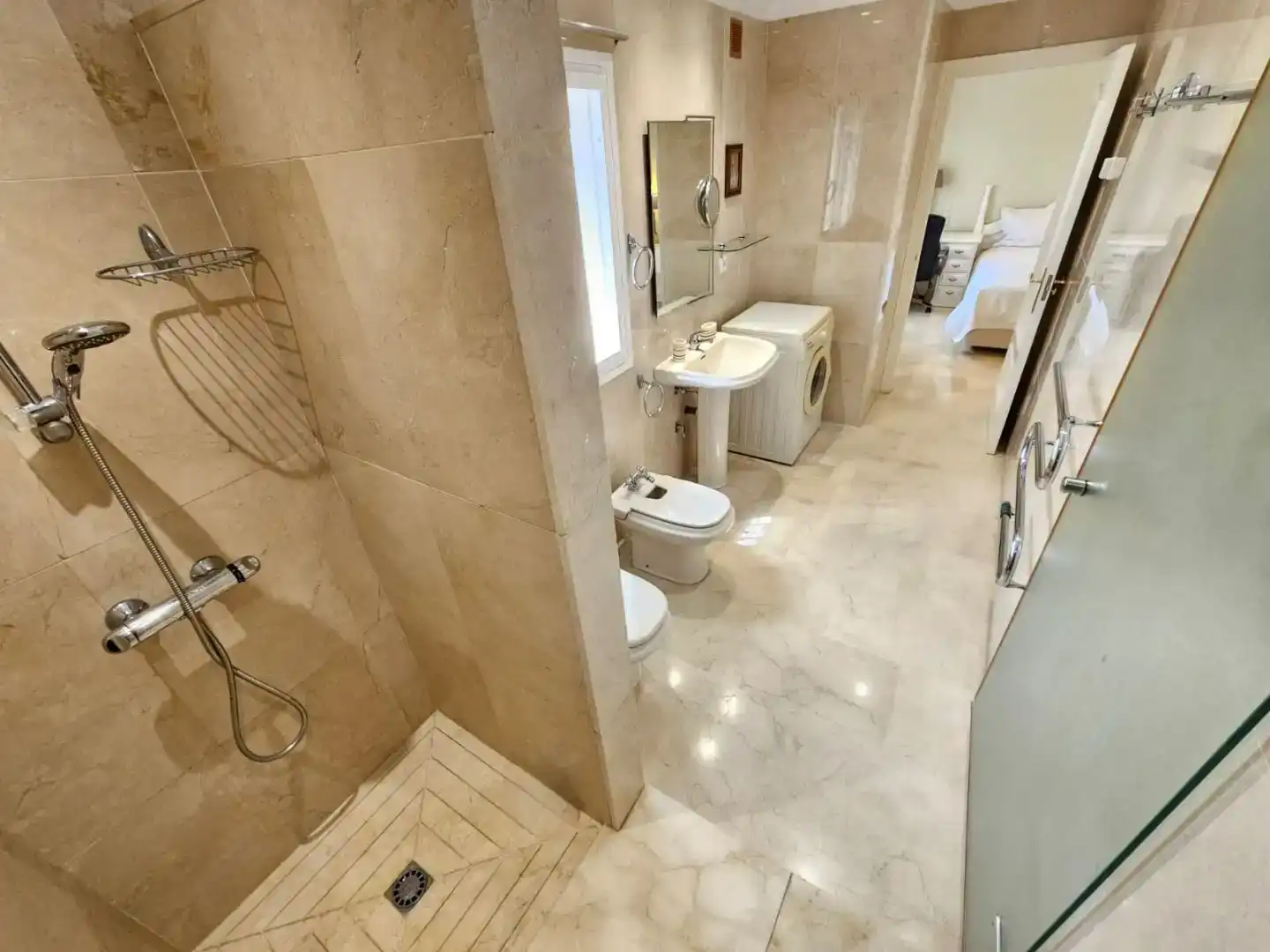 Badezimmer von Wohnung zur Miete in Mijas mit Klimaanlage, Privatgarten und Parkett