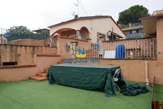 Villa con piscina in vendita a Avinguda Arbres