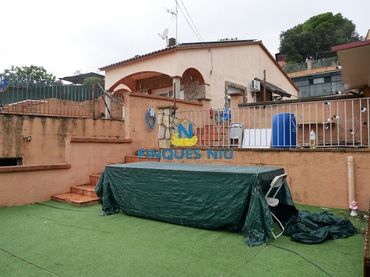 Xalet amb piscina en venda a Avinguda Arbres