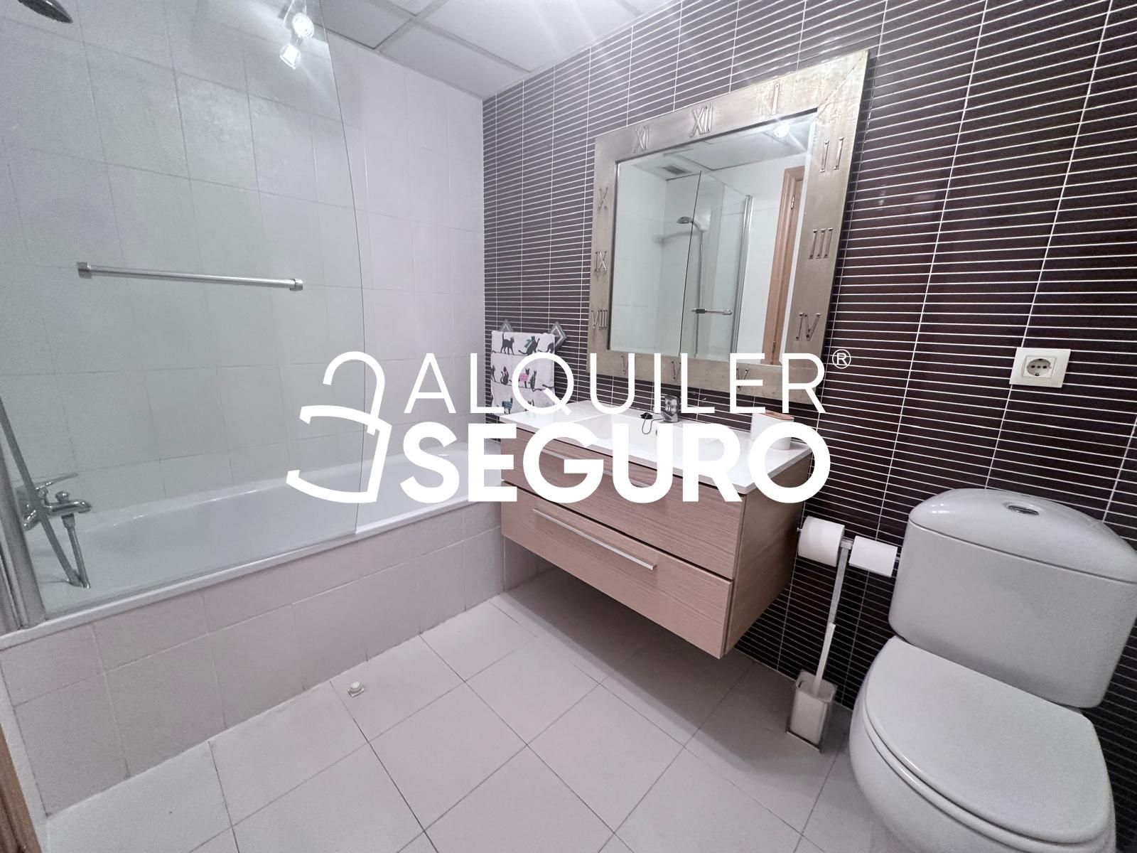 Bany de Pis de lloguer en  Valencia Capital amb Aire condicionat i Moblat