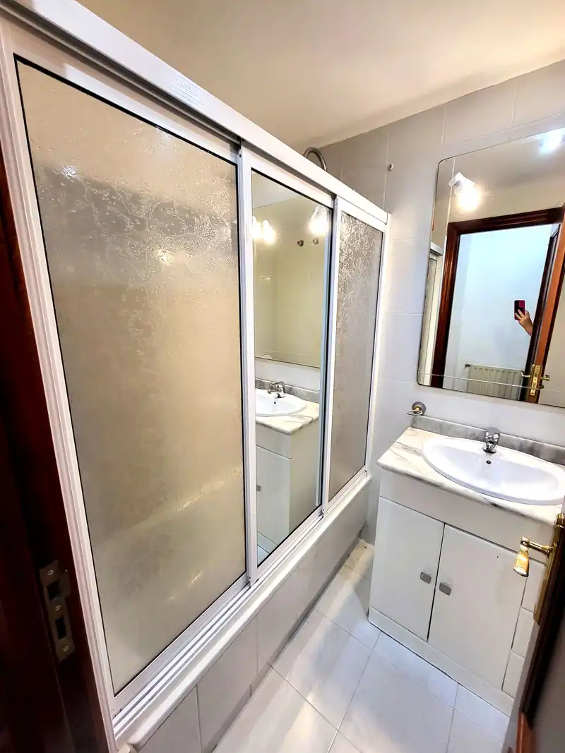 Bathroom of Flat for rent in Vigo   with Heating, Parquet flooring and Storage room