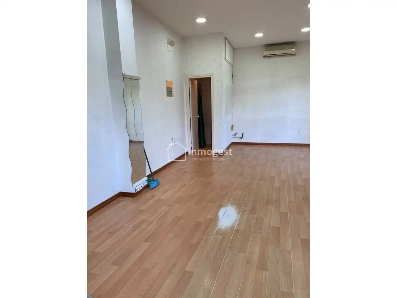 Locale commerciale in affitto a Calle ANSELM CLAVE