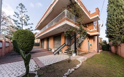 Vista exterior de Casa o xalet en venda en Viladecans amb Calefacció, Terrassa i Traster