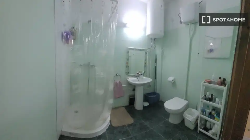 Baño de Piso para compartir en Sevilla con Aire acondicionado, Terraza y Amueblado