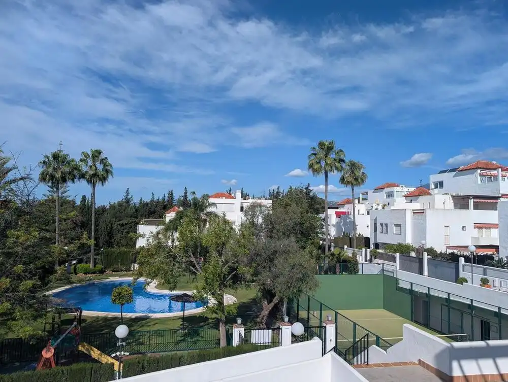 Vista exterior de Casa adosada de lloguer en Marbella amb Aire condicionat, Terrassa i Moblat