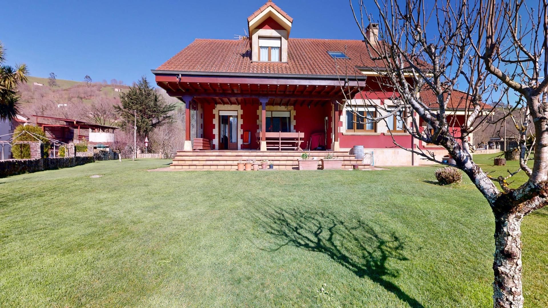 Vista exterior de Casa o chalet en venta en Saro con Jardín privado, Balcón y Jacuzzi