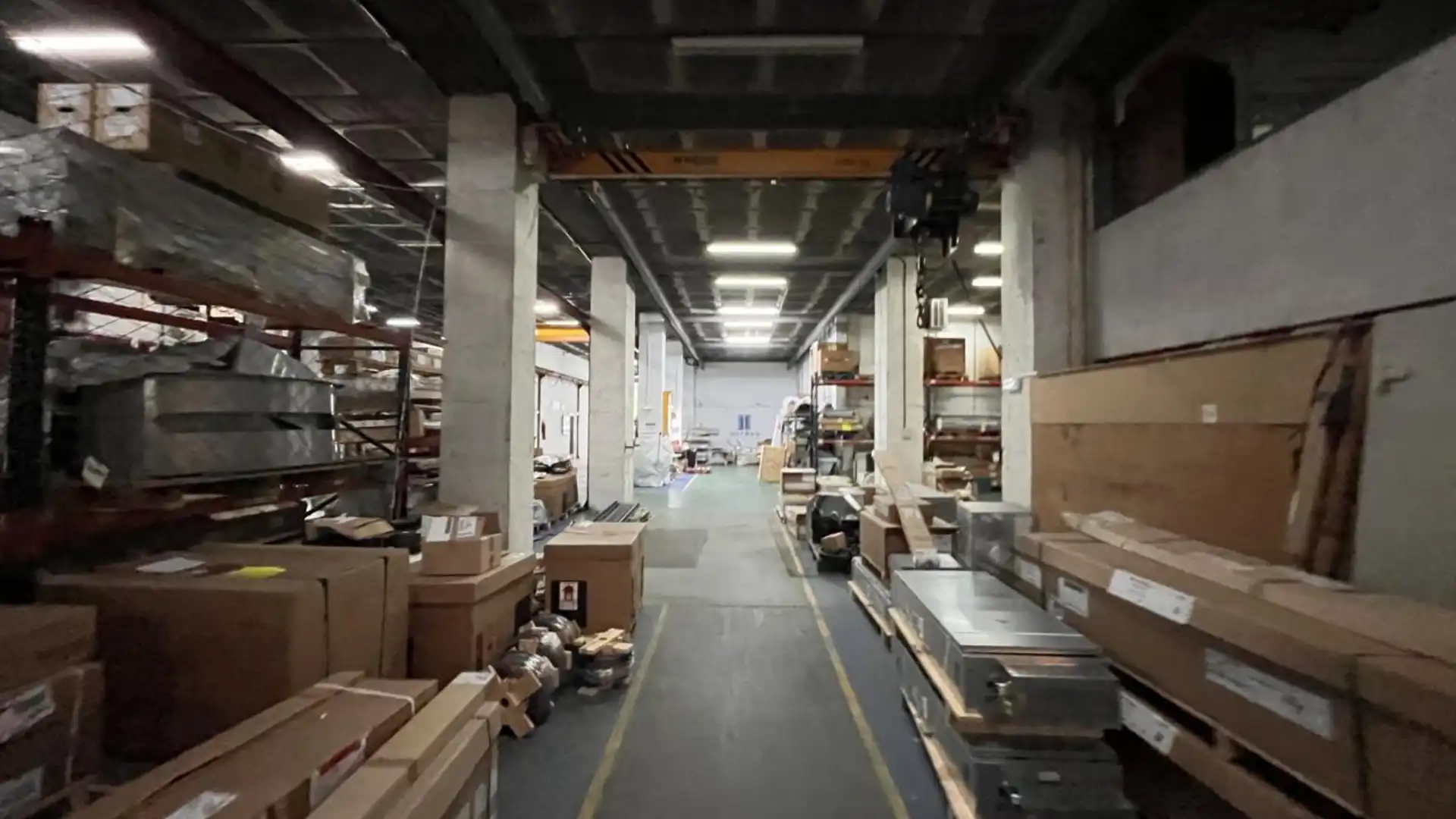 Außenansicht von Fabrikhallen zum Verkauf in L'Hospitalet de Llobregat mit Heizung und Alarm