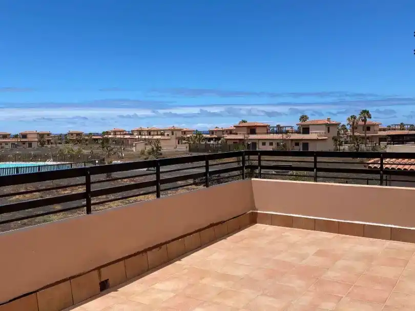 Terrassa de Casa adosada de lloguer en La Oliva amb Aire condicionat, Jardí privat i Piscina