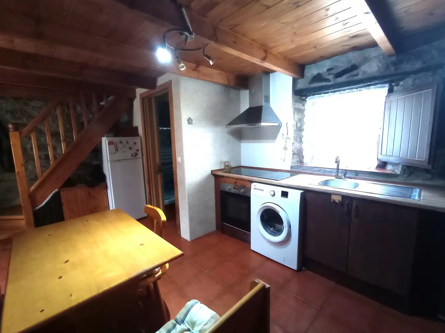 Küche von Einfamilien-Reihenhaus zum Verkauf in Boca de Huérgano mit Heizung