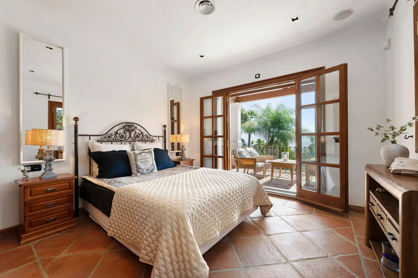 Bedroom of Houses for sale in Benahavís  with Air Conditioner, Private garden and Swimming Pool