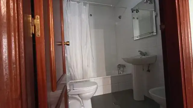 Bathroom of Flat for rent in Santiago de Compostela   with Storage room and Washing machine